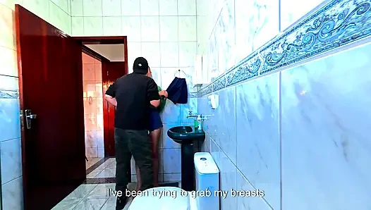 Keponakan tiri sendirian di kamar mandi dan menggosok keringhump terhadapnya.