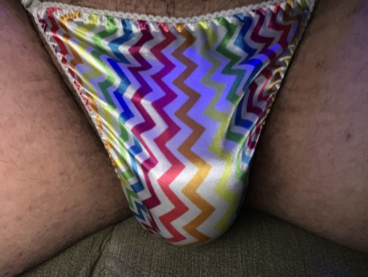 Regenbogen-Satin-Tanga-Spiel