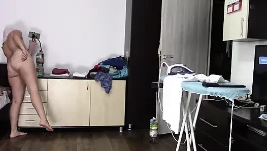 Seksi esmer evin etrafında çıplak ev işleri yapıyor