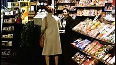 एक महिला पोर्न देखने के लिए सेक्स की दुकान पर जाती है