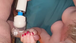 Bonemaiden menggunakan mainan tongkat ajaib pada batang keras saya