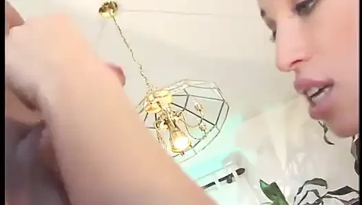 Sexy junge brünette bekommt einen dildo und einen guten fick als geschenk zum geburtstag