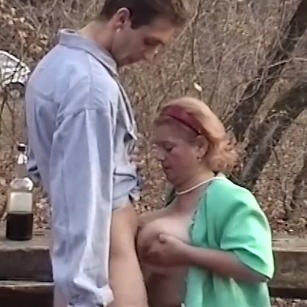 Une MILF à forte poitrine se fait baiser dans la nature