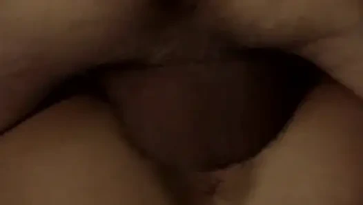 Bu Fransız bayan sıkı amcığını yakın çekimde siktiriyor