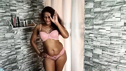 Celana dalam bra merah muda mencoba pengangkutan dan persetubuh anal keras