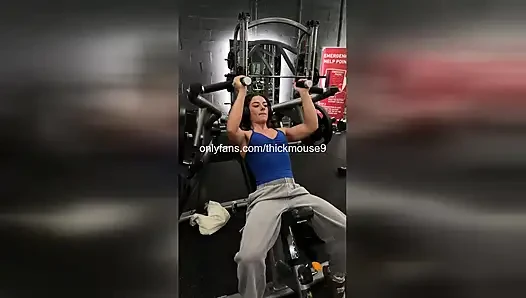 Ups at gym: nggak sengaja nggak sengaja mengekspos memek gadis ini waktu lagi olahraga!