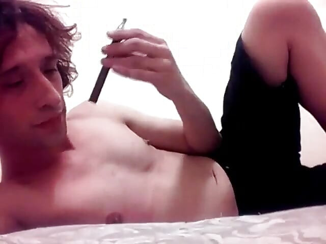 Vaping Topless Transgirl z wiadomością do niepewnych / kwestionujących Lgbtqia + Ludzi