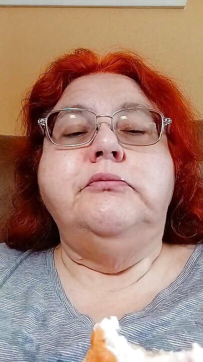 Lížu Bolo sendvič pro tlustou dívku, která jí fanoušky!