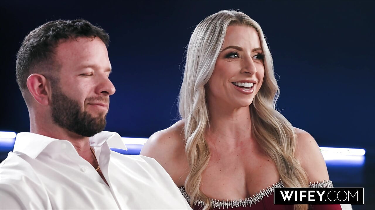 Vrouw pik-dorstige hete vrouw Tiffani Time wordt dubbel samen genomen door twee enorme grote zwarte lullen