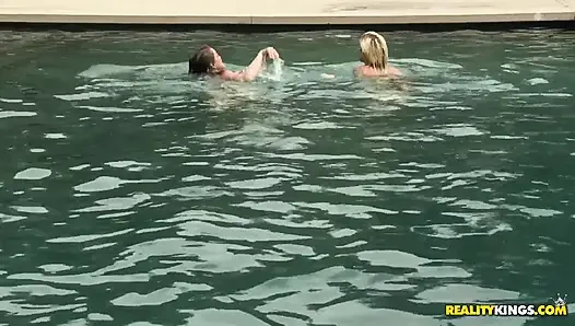 Wir leben zusammen - Emma und Jessie lieben es, am pool nass zu werden