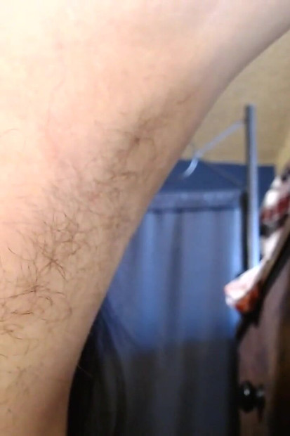 Rakaman dekat Ketiak Berbulu Pertumbuhan Segar