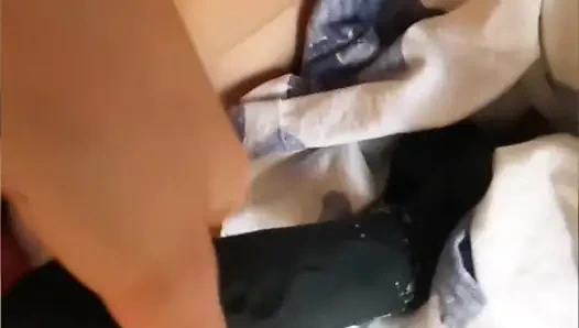 Девушка жестко трахает себя большим черным членом-дилдо и сквиртует