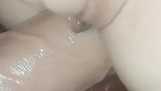 Sie nimmt zwei riesige dildos