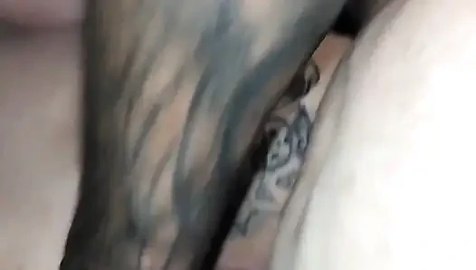 Satin lebt es auf ihrem bauch