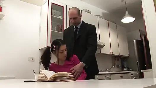 Schmutziger stiefsohn nutzt seine junge kleine stiefnie aus