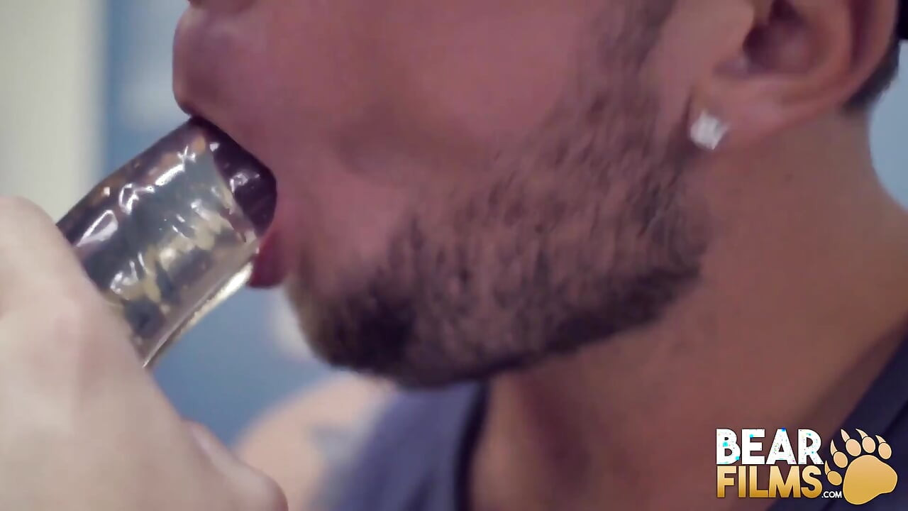 BEARFILMS - Ο Αρκούδος Aiden Storm γαμάει ωμά τον Sebastian Sax