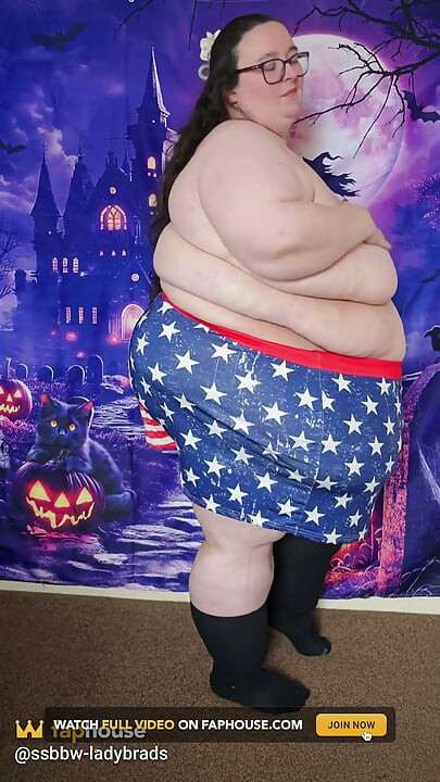 Nech mě se pro tebe svléknout z těchto šatů, kočičku