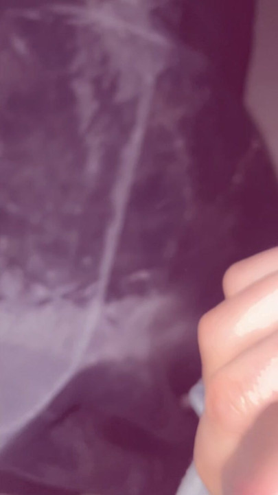 男は自分のペニスで遊ぶ