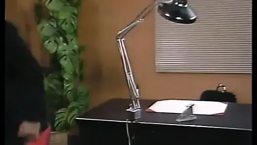 Retro brünette fotze der brünetten schlampe gefickt und vollgespritzt, während blondine muschi gefickt und vollgespritzt wird