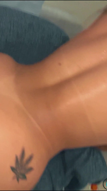 Nakon napornog putovanja u icegirlxx još uvijek sam želio kurac, nisam mogao odoljeti stavio sam nestašnu djevojku da puši i napunio joj pičku vrućim mlijekom | Isječak 1