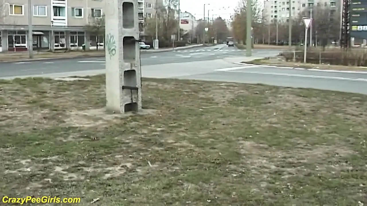 疯狂的女孩在户外撒尿
