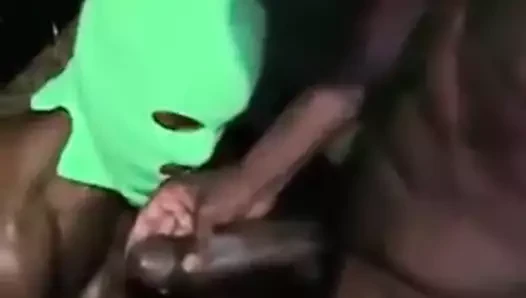 Siyah kardeşler dışarıda vuruş yapıyor