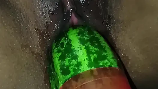 Sexy schwägerin mit großer gurke