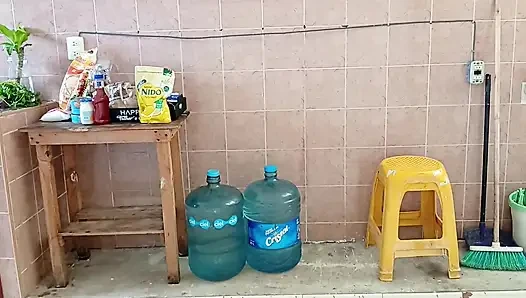 Ibu tiri gemuk lagi bersih-bersih dapur