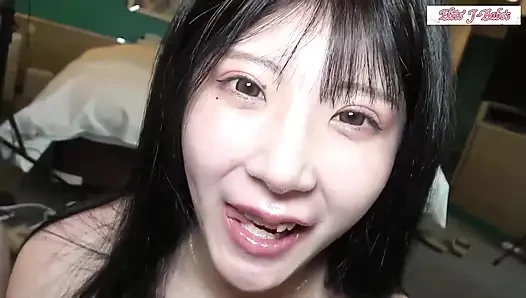 Si cantik f-cup dengan tubuh aduhai lagi asik muasin memeknya dengan ganas!