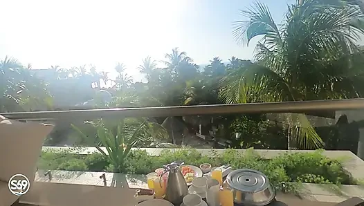 Menggoda di bawah meja lagi