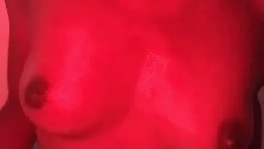 Sesi tarian hot gadis mungil dengan pemandangan depan yang nggak pernah kamu lupakan