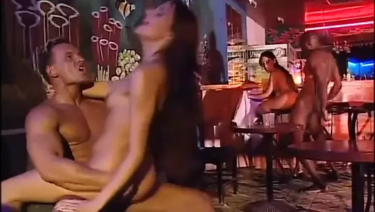 Harter sex für retro-schlampen von schwarzen und weißen monster-schwänzen gefickt (kompletter film)