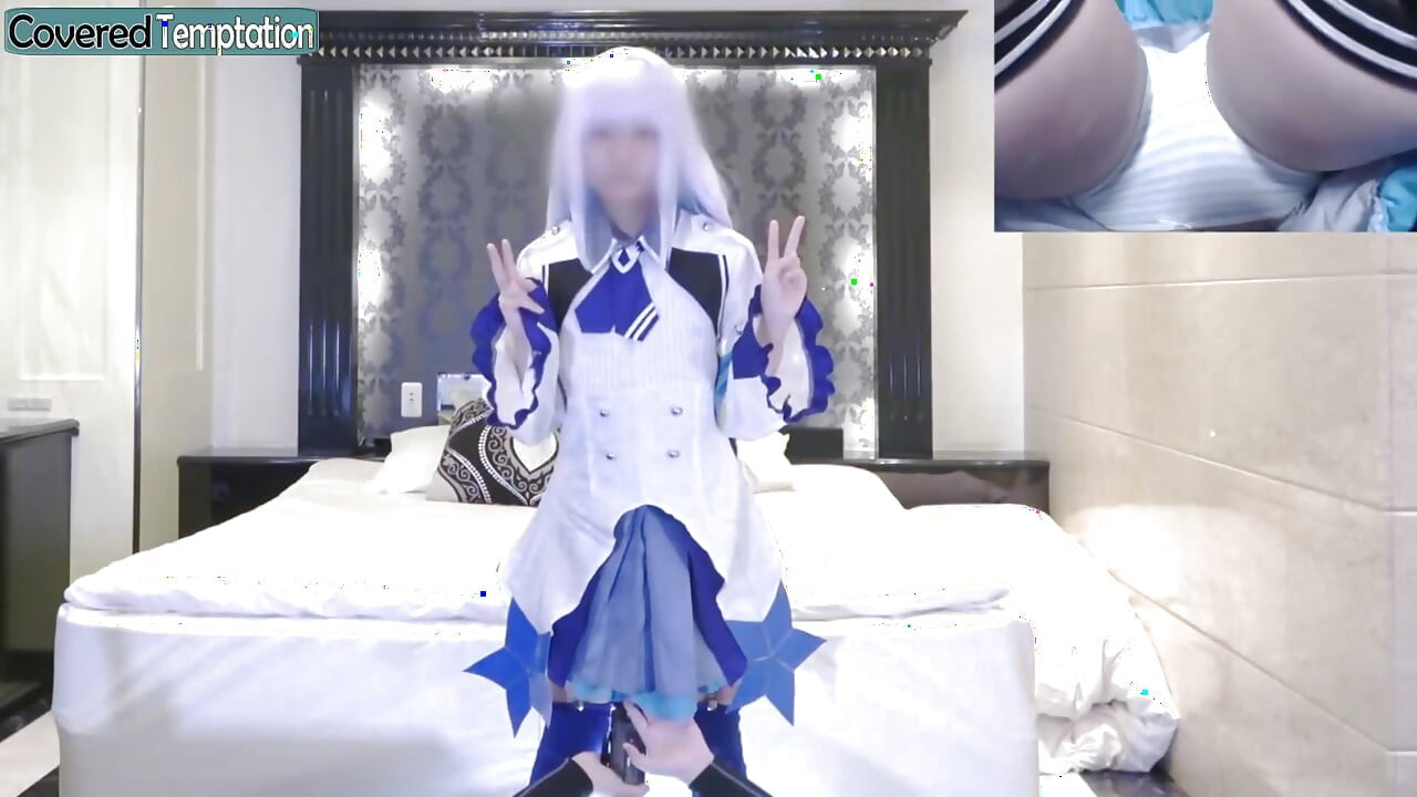 Cosplay Moment Sparks Timid Excitare ca un nou venit zvelt Explorează curiozitatea jucăușă