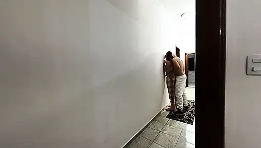 Üvey babam benimle kuru sikişiyor ve koridorda bana mastürbasyon yapıyor.