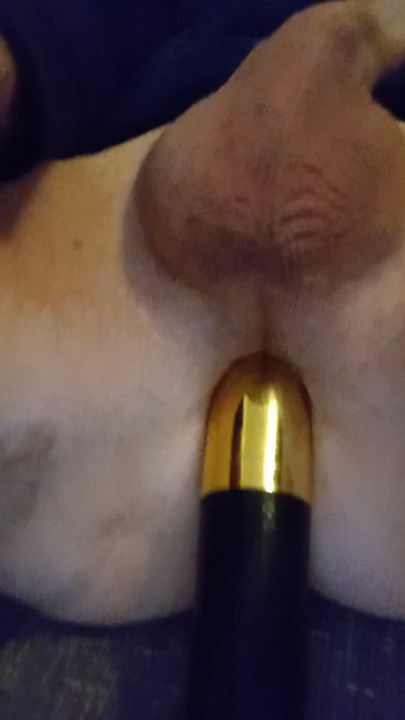 Götümle dildoyla oynuyorum