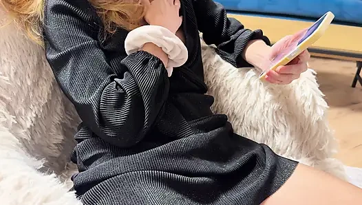 Жена выдвигается и играет с ее сочной киской в гостиничном лобби-баре на публике