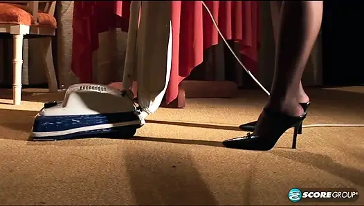 Asyalı hizmetçi Kitty Langdon'ın bacak ve ayak seks gösterisi