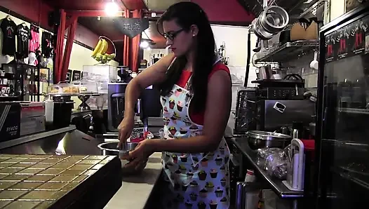 Zwei deiche in der küche spielen mit eis