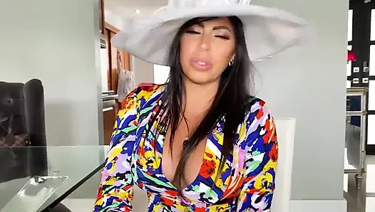 Julianna si tante semok yang lagi mencari kontol besarku dan jilat pantatku dengan buru-buru!