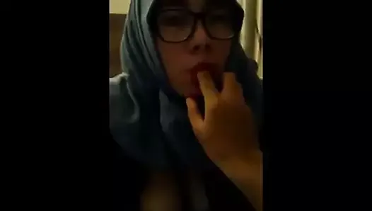 Menina muçulmana de hijab dá um boquete
