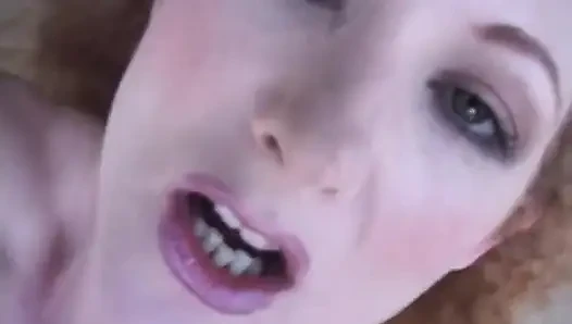 Annie body fickt auf der couch mit ihren titten
