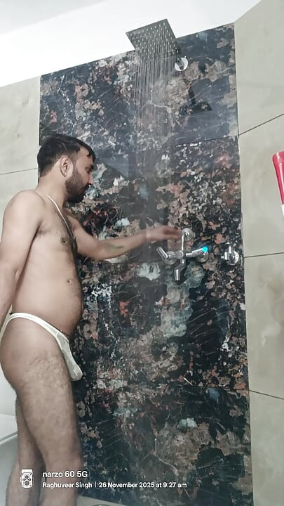 Un oncle policier desi se fait sucer le pénis de son ami