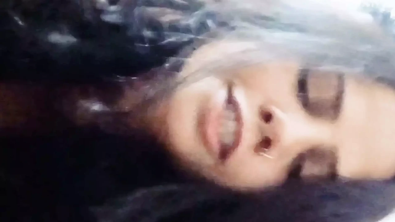 Latika在继兄弟的大鸡巴上狠狠地跳