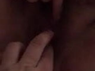 एमेच्योर खूबसूरत विशालकाय महिला मैस्टर्बेटिंग और उँगलियों