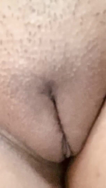Silný okamžik z "Desi sexy školačka holka si holí kundičku"