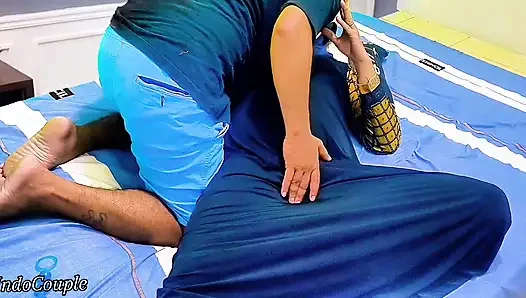 Gadis berhijab menunjukkan memeknya tetapi saudara tiri memilih lubang yang salah.