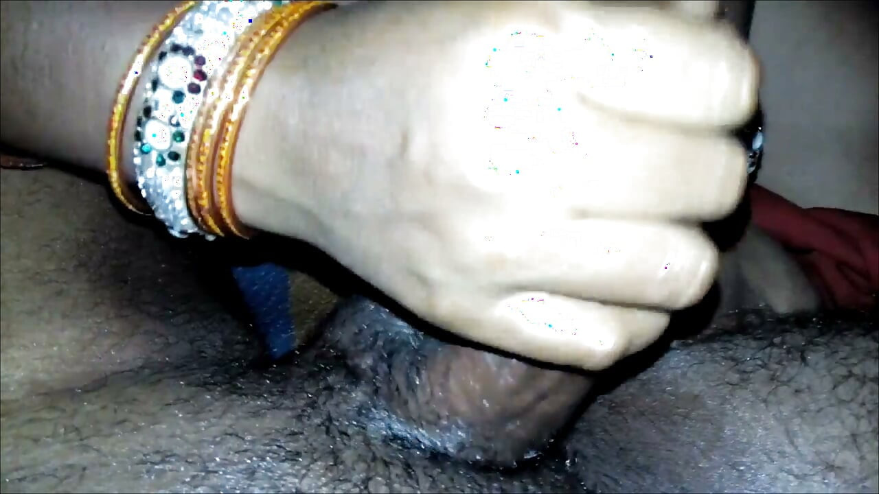 Main apni sauteli beti ke kamre men pravesh karti hoon aur vah mujhe use chodne ke lie kahti hai kyonki usne apne bevkooph premi ke saath bahas ki thi