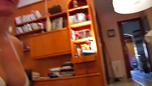 Сногсшибательную и грязную милфу трахнул в задницу мускулистый молодой мужчина