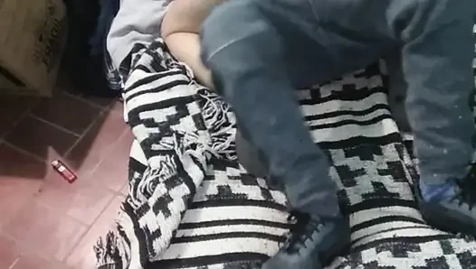 Montanolu kız yerdeki yatakla giyiniyor