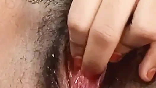 Юная студентка мастурбирует с использованием огурца